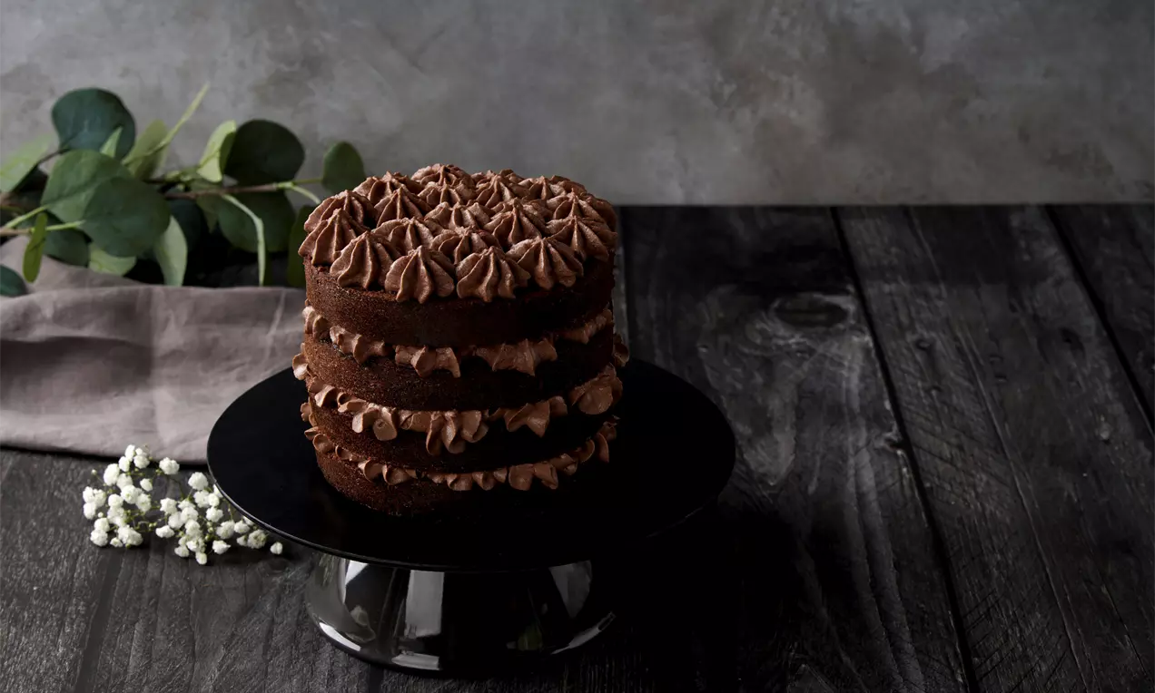 Moderne Schokoladentorte aus Schoko-Biskuit und dreimal gefüllt mit Schokocreme.