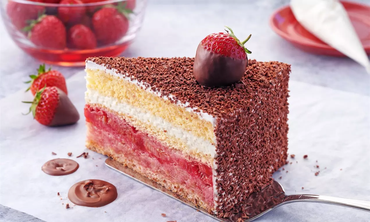 Torte mit Erdbeer-Rhabarber-Füllung und weißem Schoko-Obers.