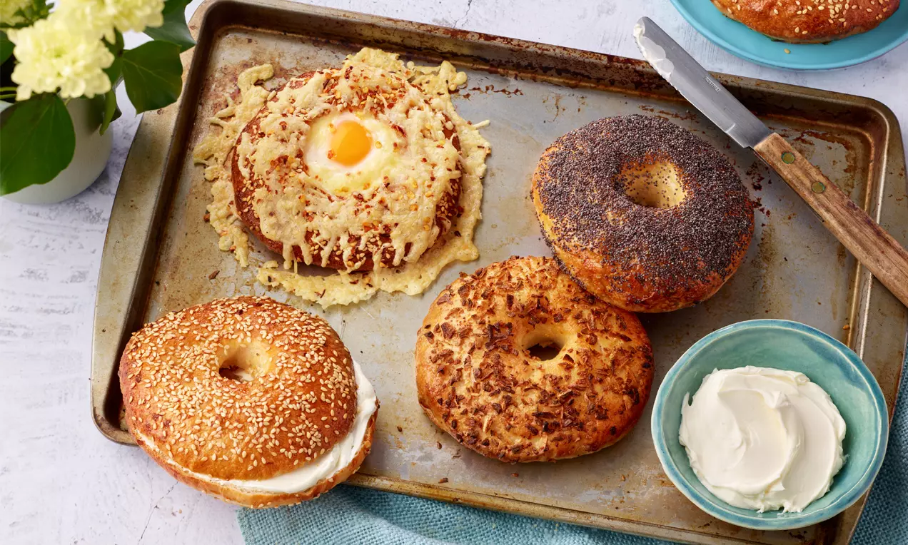 Außen leicht knusprig, innen weich und saftig: Diese selbstgemachten Bagels sind die perfekte Basis für süße oder herzhafte Beläge.