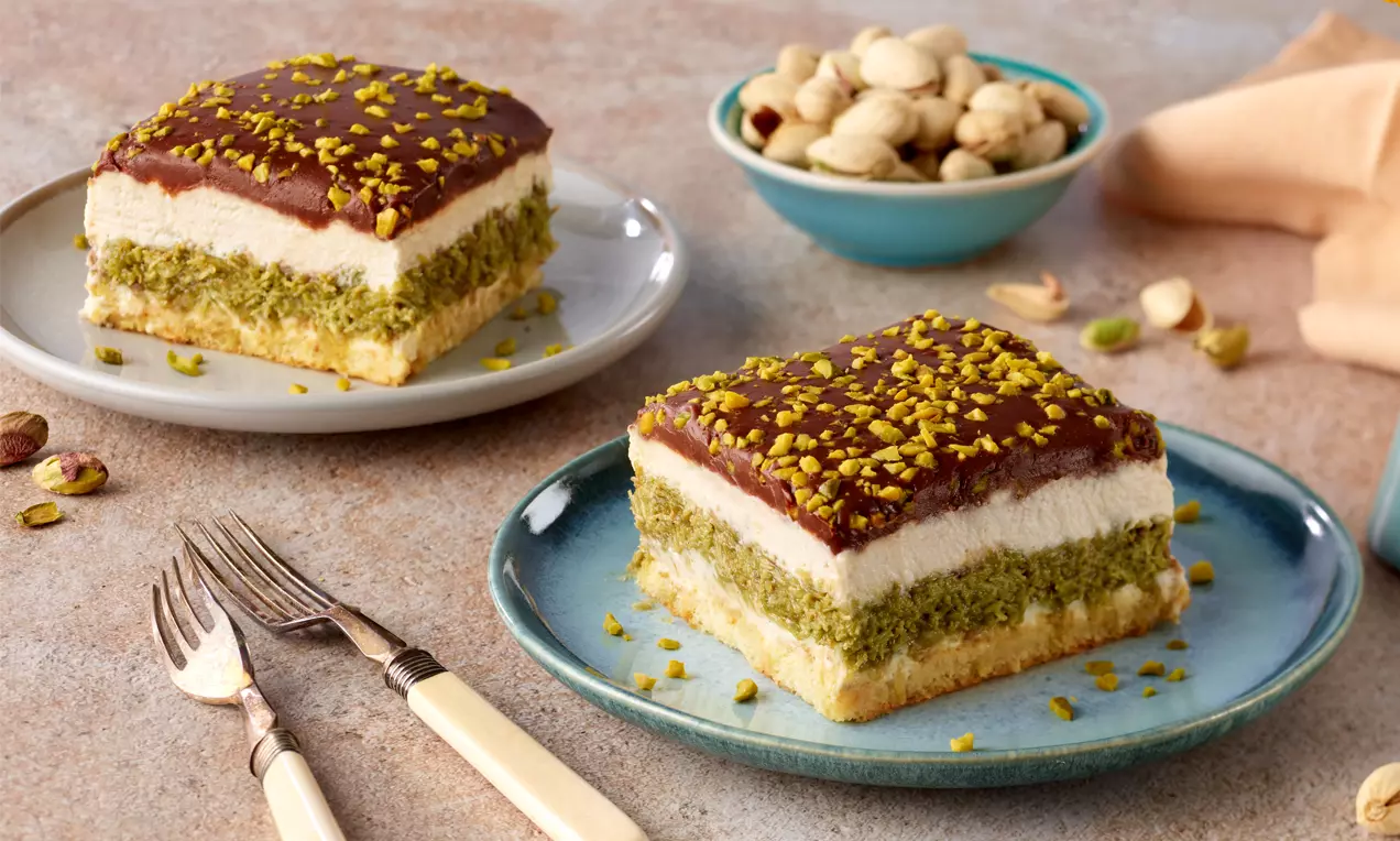 Pureren Genuss verspricht das Dubai Chocolate-Tiramisu mit Pistaziencreme und knusprigem Kadayif.