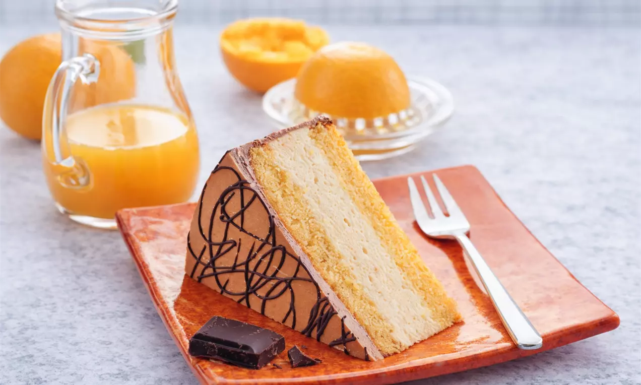 Orangensaft-Torte aus Sandmasse und frischer Orangen-Creme.