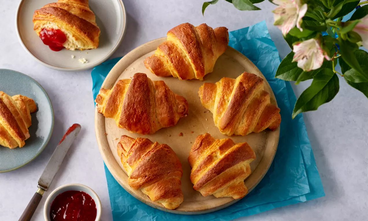 Zarte Cornettis aus lockerem Joghurtteig – goldbraun gebacken und vielseitig genießbar, ob süß oder pikant.