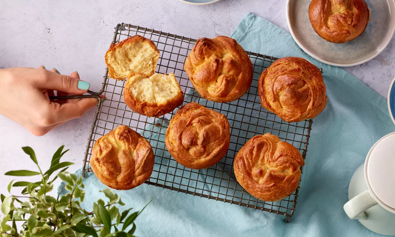 Spluffins sind die perfekte Mischung aus saftigem Muffin und luftigem Soufflé – außen zart gebacken, innen herrlich fluffig. Schnell gemacht und vielseitig kombinierbar.