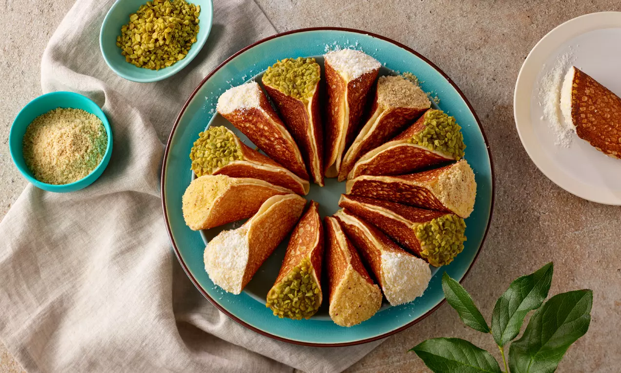 Atayef gehören zu den beliebtesten Süßspeisen der arabischen Küche und sind aus der Ramadan-Zeit nicht wegzudenken. Die kleinen, weichen Pfannkuchen werden nur einseitig gebacken, anschließend gefüllt