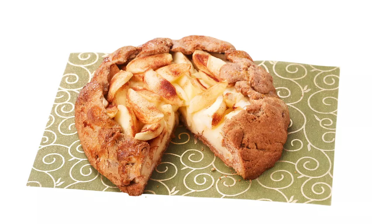 Runder Kuchen aus Mürbteig mit Nuss-Apfel-Füllung