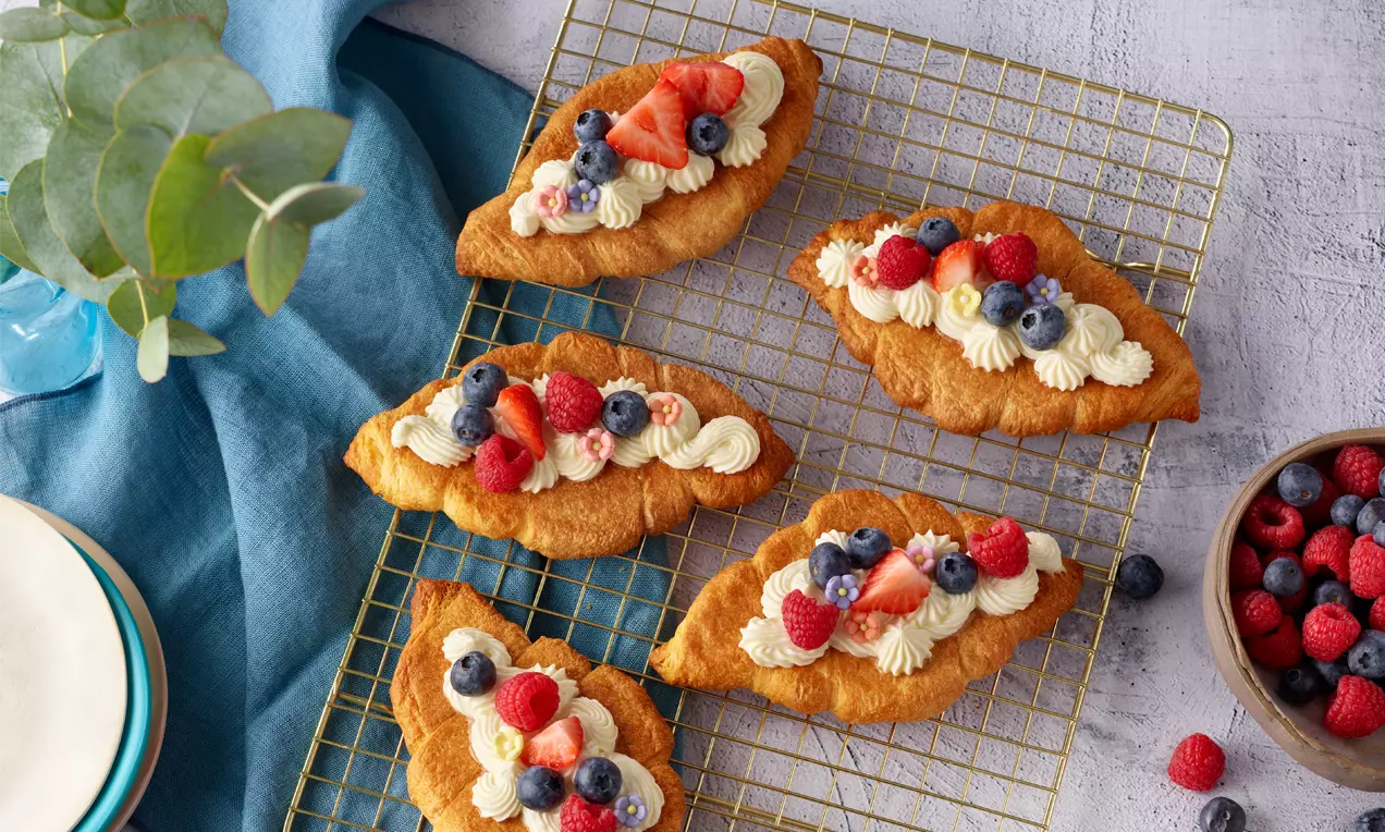 Flache Croissants zum Backen oder Weiterverarbeiten: außen goldbraun, innen herrlich locker – perfekt für süße und pikante Genussmomente.