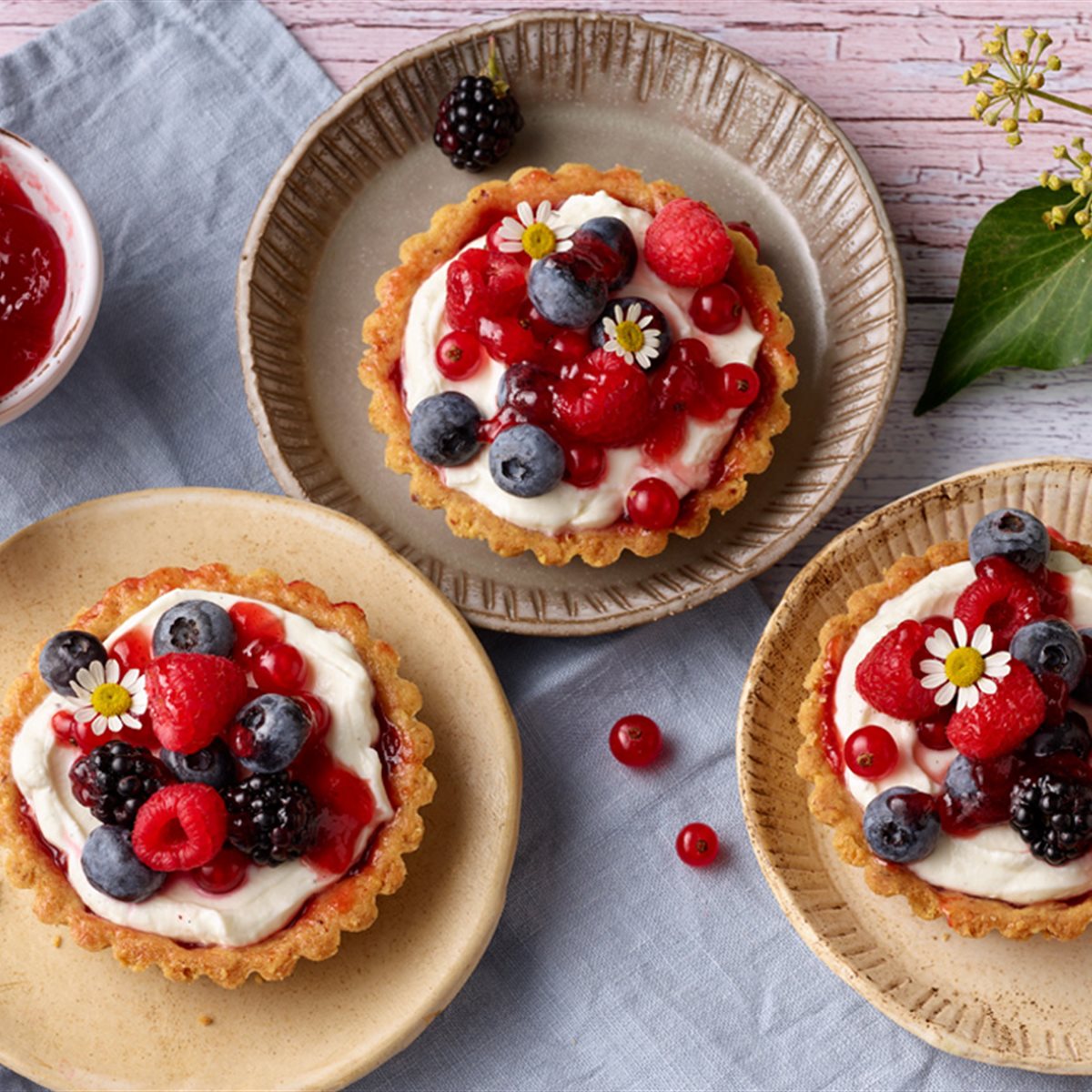 Beeren-Tartelettes mit Topfen-Vanillecreme