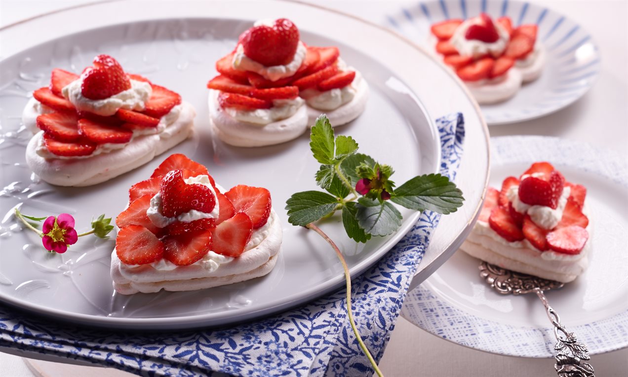 Picture - Baiserherzen mit Erdbeeren und Sahne Dr. Oetker Feindaten quer.jpg